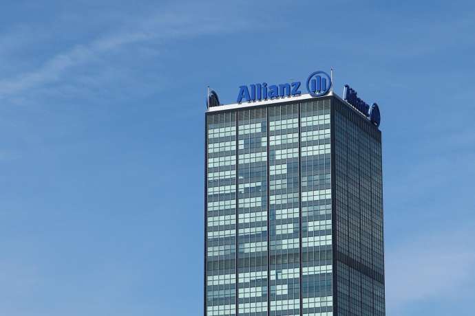 Dax stolpert ins Wochenende&colon; Allianz &ndash; Aktie stemmt sich gegen den Abverkauf