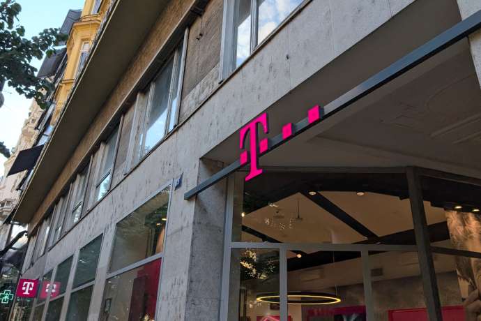 Dax stolpert ins Wochenende&colon; Deutsche Telekom &ndash; Aktie stemmt sich gegen die Trendwende