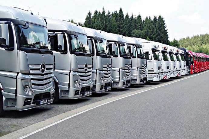 Gewinneinbruch belastet Daimler Truck doch die Aktie reagiert positiv&colon; Daimler Truck steigert Dividende trotz Gewinneinbruch Aktie legt nach Zahlen zu