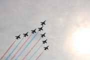 Kampfflugzeug Flugformation vor der Sonne