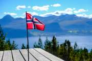 Norwegische Flagge vor Naturpanorama