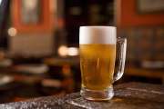 Bier auf Kneipentisch