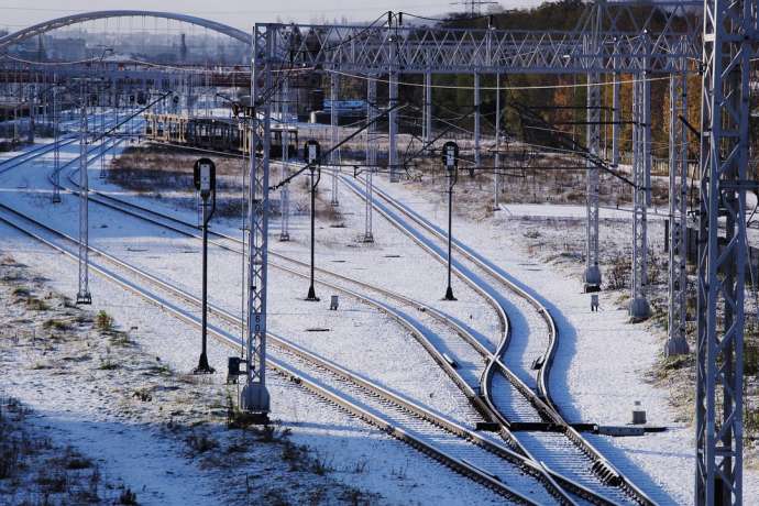 Eisenbahnschienen im Winter