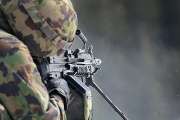 Mann mit Waffe