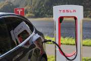 Tesla E-Auto an Ladestation