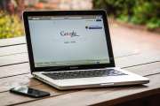 Laptop mit Google-Suche