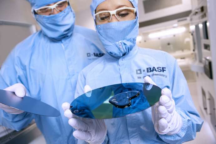 Labormitarbeiter testen die Benetzungseigenschaften eines Siliziumwafers