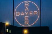 Das Bayer-Kreuz in Leverkusen bei Nacht