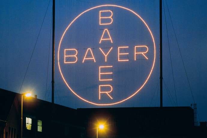 Das Bayer-Kreuz in Leverkusen bei Nacht
