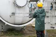 Arbeiter vor Industrietank