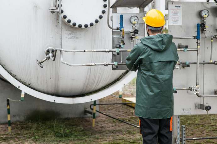 Arbeiter vor Industrietank