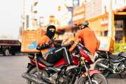 Zwei Lieferdienstfahrer auf ihren Motorrädern