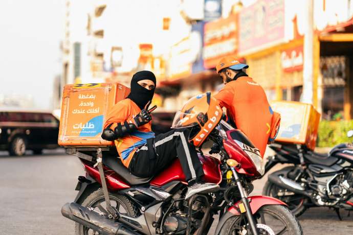 Zwei Lieferdienstfahrer auf ihren Motorr&auml;dern