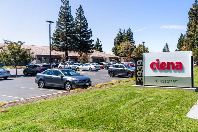 Ciena Corp&period; &ndash; N&auml;chster KI-Profiteur &bdquo;entt&auml;uscht&OpenCurlyDoubleQuote;&colon; Solider Ausblick l&auml;sst die Aktie baden gehen