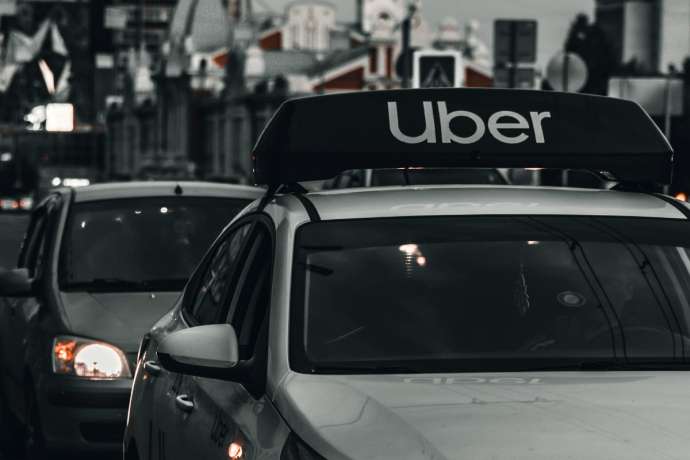 Robotaxi Test in M&uuml;nchen&colon; Uber Aktie in Gr&uuml;n Fahrdienstevermittler testet Robotaxis mit Autobrains