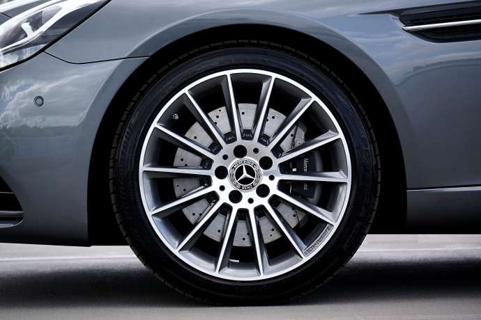 Dax wartet auf die Fed&colon; Mercedes-Benz Group &ndash; Aktie mit Schlagseite&period; Kaufchance&quest;