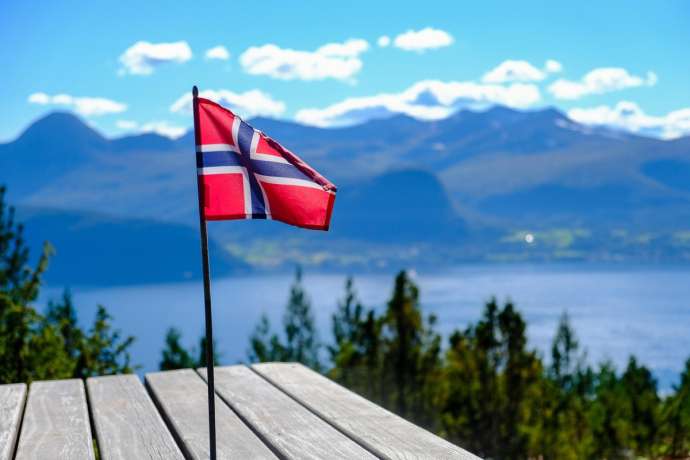 Norwegischer Fjord mit Flagge