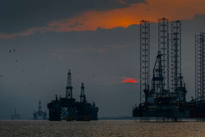 &Ouml;l-Bohrinseln im Sonnenuntergang