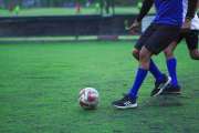 Männer spielen Fußball
