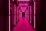 KI-Fabrik; POD von innen Magenta beleuchtet.