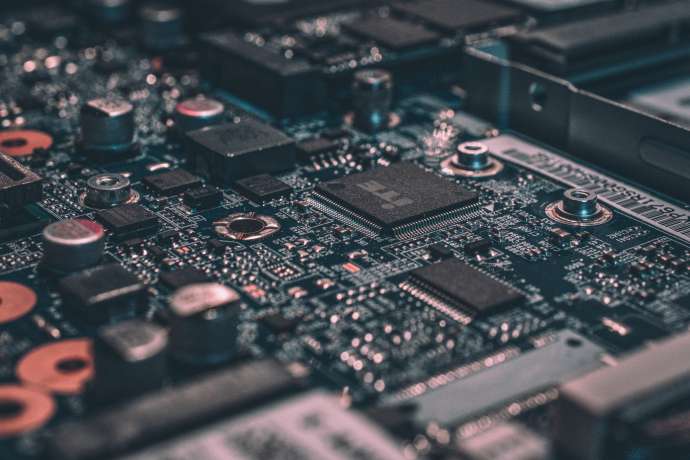 ASML mit starken Zahlen: Unternehmen hebt Prognose an, Aktie geht steil