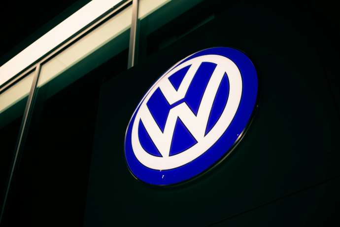 VW Werke geraten unter Kostendruck: VW Aktie leichter Blume besucht Emden und Zwickau und mahnt mehr Wettbewerbsfähigkeit an