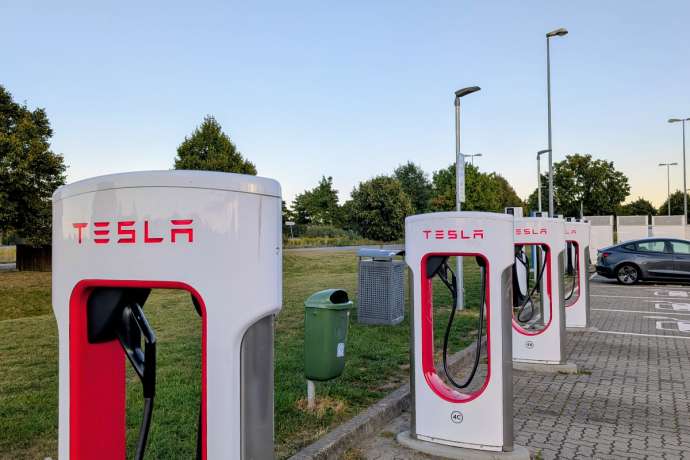 Tesla Standort Grünheide rückt erneut in den Fokus: Tesla Aktie im Blick Neuer Gigafactory Bahnhof Fangschleuse startet mit Verspätung