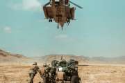Helikopter und Soldaten