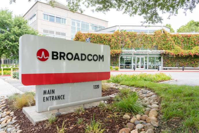 Broadcom enttäuscht trotz starkem Quartal: Broadcom Aktie in Rot Umsatzsprung und Gewinnplus reichen Anlegern nicht aus
