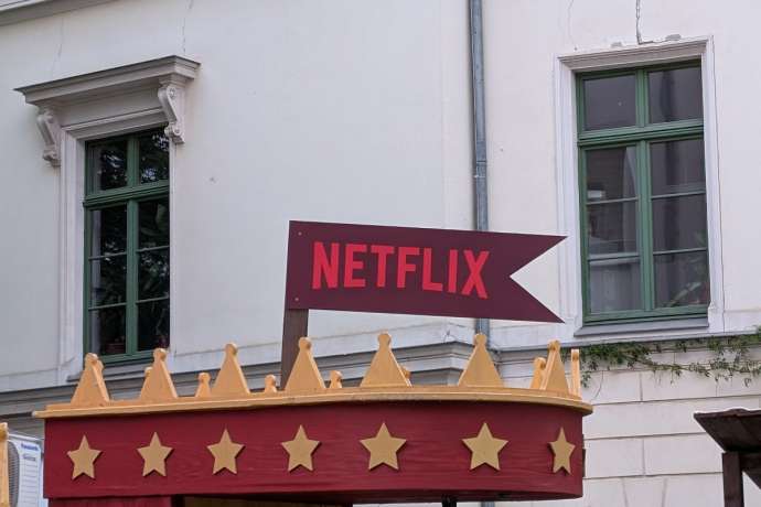 Netflix verliert Analystenrückenwind: Netflix Aktie sackt ab Wells Fargo warnt vor sinkender Nutzerinteraktion