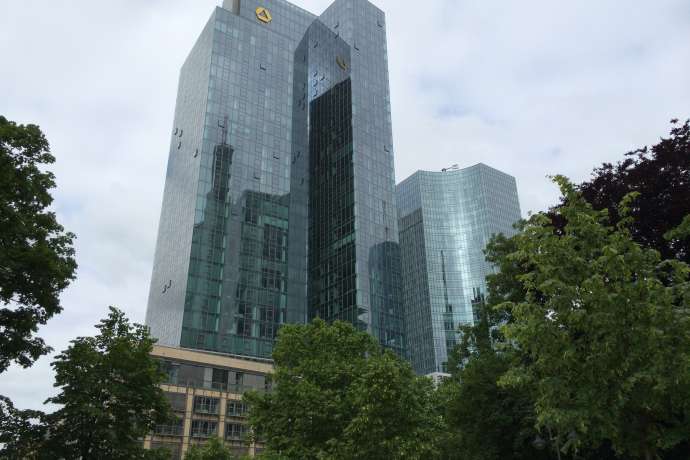 DAX gibt weiter nach. Wie dramatisch wird es? Commerzbank als Fels in der Brandung – Ziel 50 Euro?