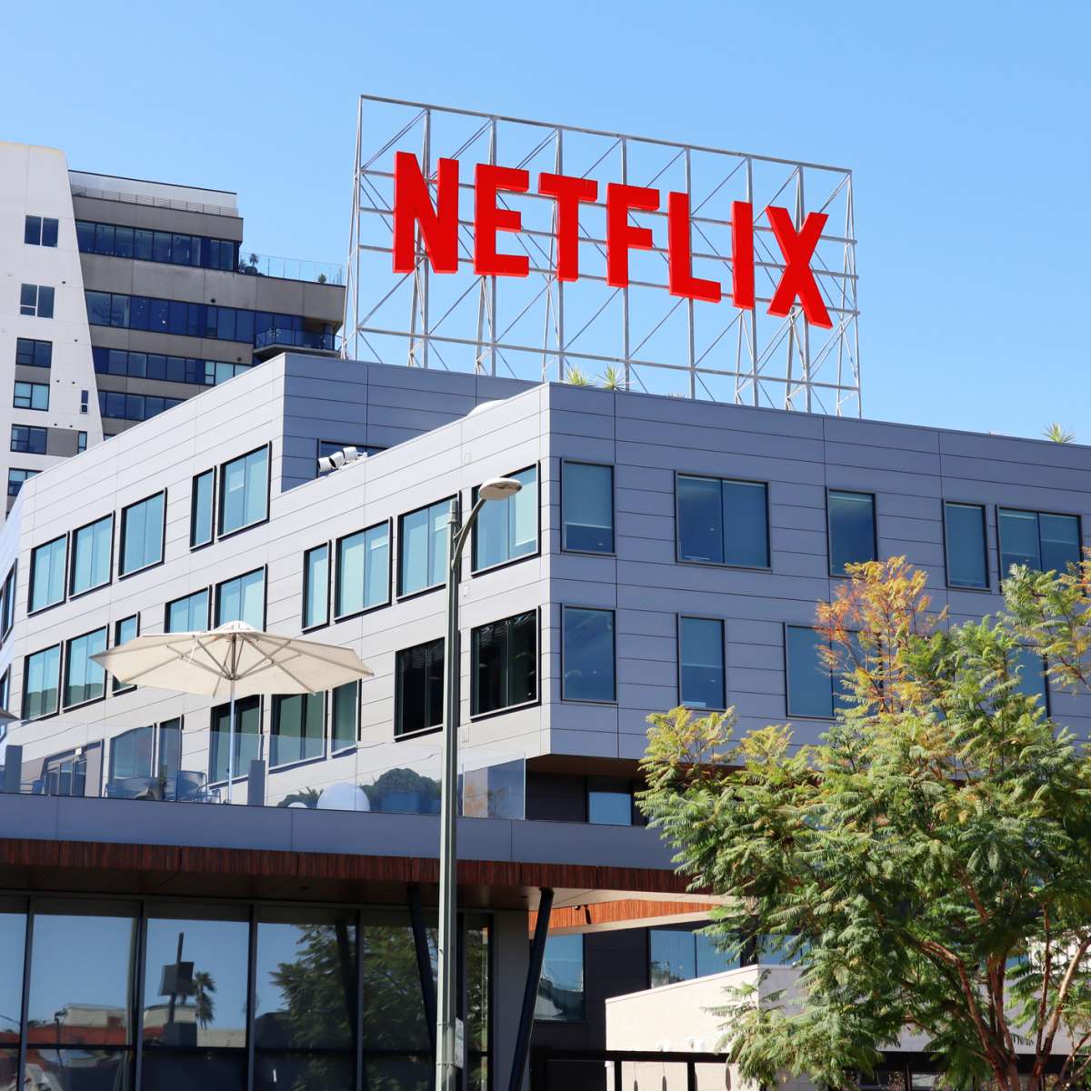 Netflix vor den Zahlen: Aktie steht am Abgrund und könnte noch einen ...