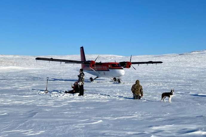 Propellerflugzeug in Schneelandschaft