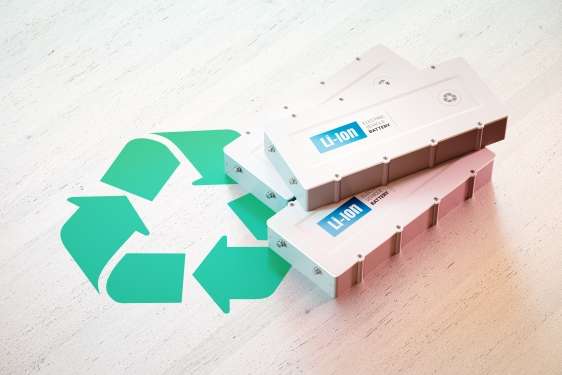 Lithium-Ionen-Batterien vor Recycling-Symbol