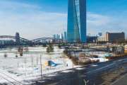 Ausblick auf die neue Europäische Zentralbank, EZB, mit Hafenpark im Winter, hinten die Skyline von Frankfurt, Frankfurt am Main, Hessen, Deutschland, Europa