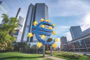 Altes EZB Gebäude mit Euro-Symbol in Frankfurt