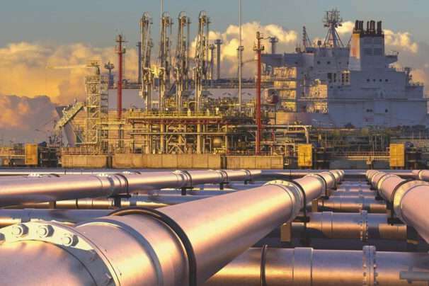 Pipelines leading the LNG terminal and the LNG tanker