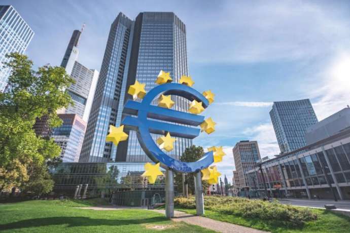Altes EZB Gebäude mit Euro-Symbol in Frankfurt
