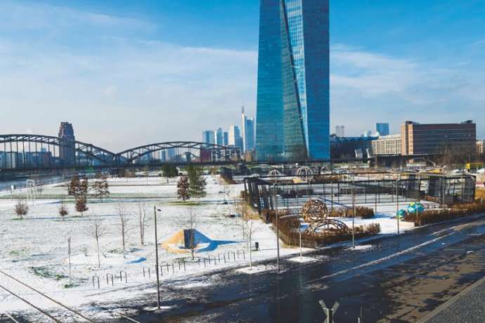 Ausblick auf die neue Europäische Zentralbank, EZB, mit Hafenpark im Winter, hinten die Skyline von Frankfurt, Frankfurt am Main, Hessen, Deutschland, Europa