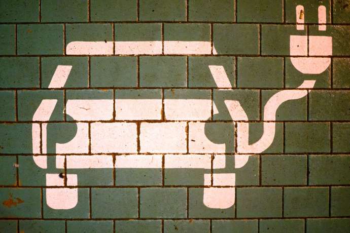 Lades&auml;ule f&uuml;r Elektroautos an einem Einkaufszentrum