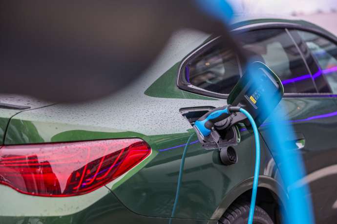 Elektroauto l&auml;dt an Lades&auml;ule