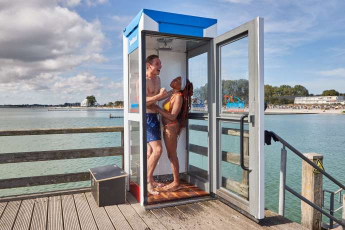 Erstes Seebad mit zur Dusche umfunktionierter Telefonzelle