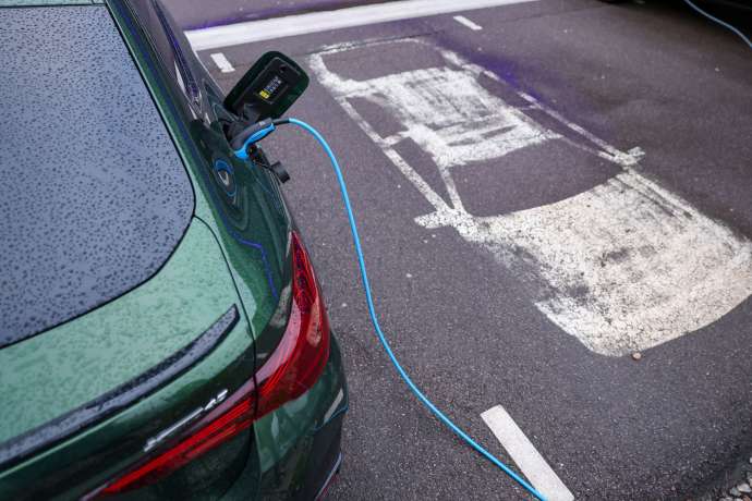 Elektroauto l&auml;dt an Lades&auml;ule