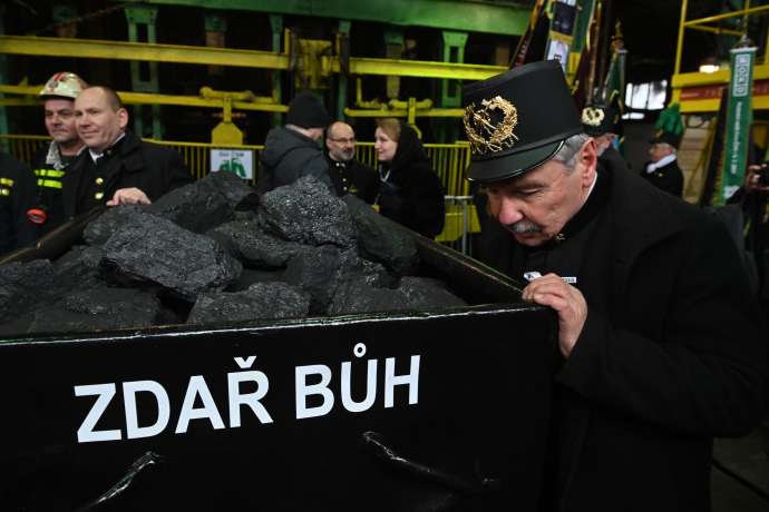 Bergleute bringen die symbolische letzte Lore an die Oberfläche.