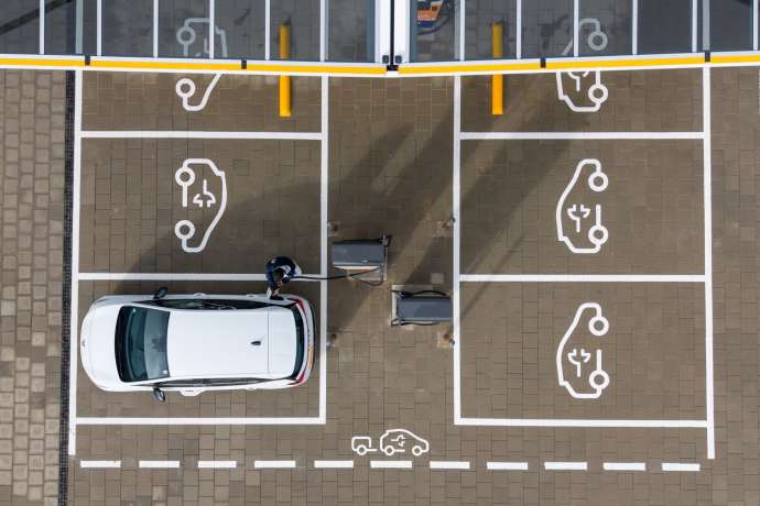 Ferdinand Dudenhöffer sieht die neue Elektroautoprämie kritisch. (Archivbild)