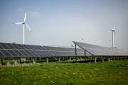 Viele Menschen verbinden die Energiewende der Umfrage zufolge tendenziell eher mit Risiken als mit Chancen. (Symbolbild)