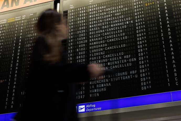 Leere Check-in-Schalter bei der Lufthansa
