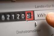 Viele Strom-Grundversorger haben schon die Preise gesenkt, weitere folgen. Der Grund: Gesunkene Netzgebühren und niedrigere Einkaufspreise. (Symbolbild)