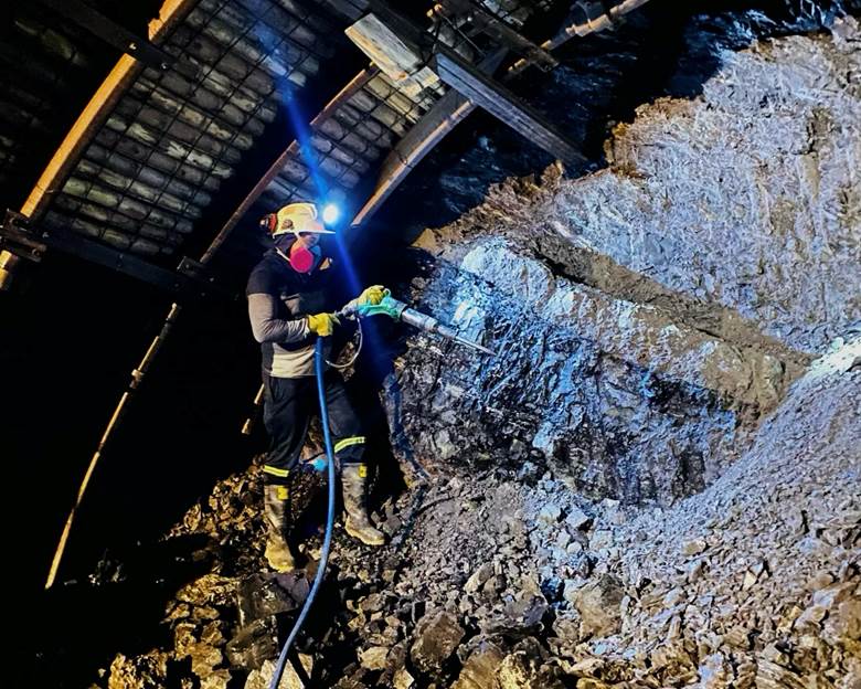 A person holding a blue hose
AI-generated content may be incorrect.