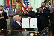 NASDAQ, Washington, Psychedelika – und Optimi steht im Zentrum der Explosion